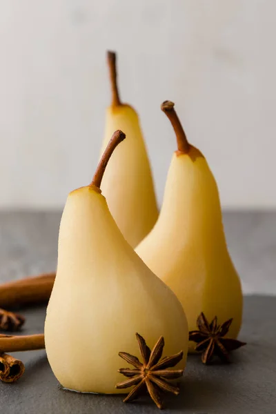 Pêras escalfadas deliciosas — Fotografia de Stock