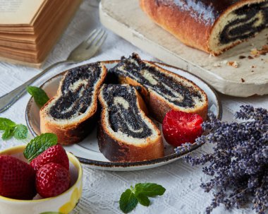 strudel dilimleri plaka üzerinde rustik haşhaş tohumu