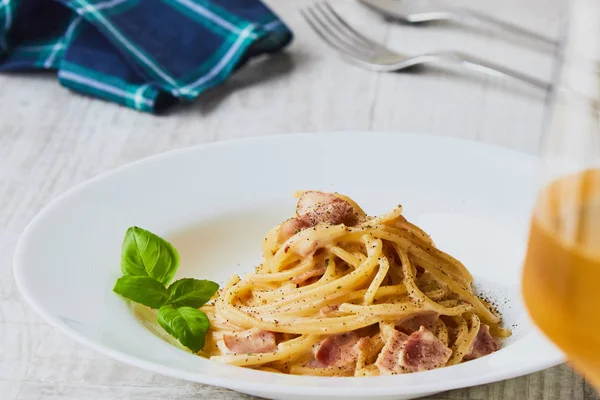 Espaguetis Carbonara Sobre Palta Blanca Con Hoja Albahaca — Foto de Stock