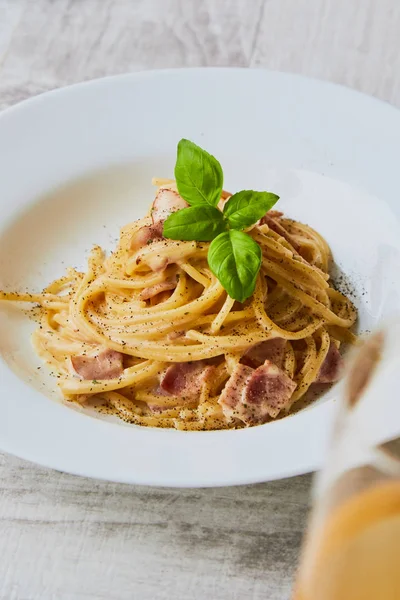 Espaguetis Carbonara Sobre Palta Blanca Con Hoja Albahaca — Foto de Stock
