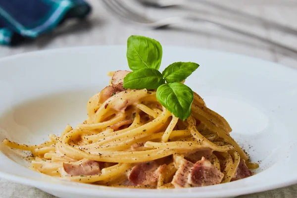 Espaguetis Carbonara Sobre Palta Blanca Con Hoja Albahaca — Foto de Stock