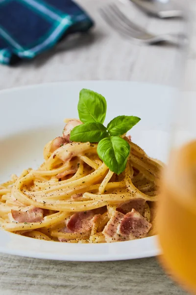 Спагетті Карбонара Білому Фоні Листям Базиліка — стокове фото