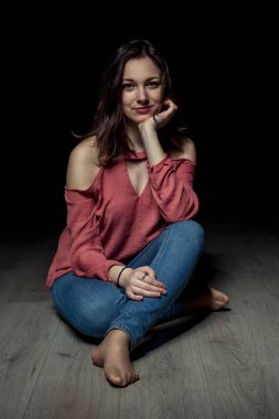 genç, güzel ve şık bir kadın portresi stüdyo