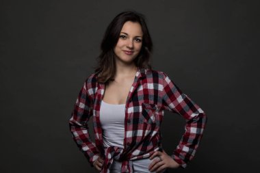 genç, güzel ve şık bir kadın portresi stüdyo