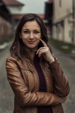 kahverengi deri ceket genç bir kadın portresi