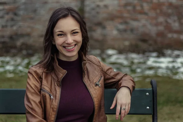 Porträt Einer Jungen Frau Brauner Lederjacke Draußen — Stockfoto