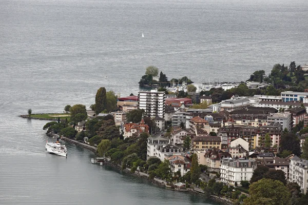 Montreux, Svájc - kilátás nyílik a városra és a Genfi-tó — Stock Fotó