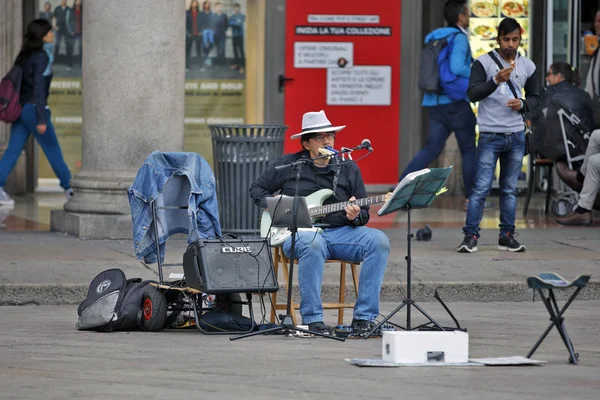 Milan, Italy - Artist - Musician on the squere Piazza del Duomo — Stock Photo, Image