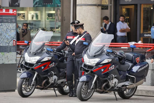 Milán, Italia - Policía local - Carabinieri — Foto de Stock