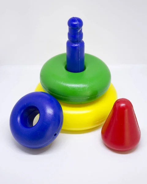 Кольорова пластикова іграшка піраміди — стокове фото