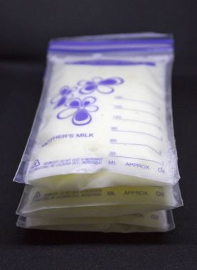 Bebek beslenme için donmuş anne sütü pompalı