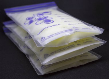 Bebek beslenme için donmuş anne sütü pompalı