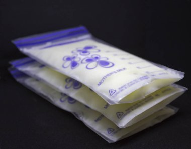 Bebek beslenme için donmuş anne sütü pompalı