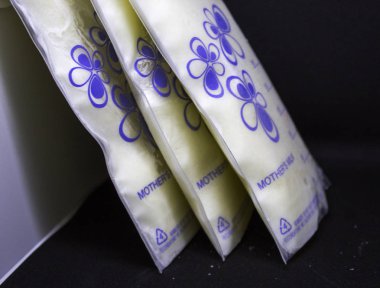 Bebek beslenme için donmuş anne sütü pompalı