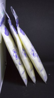 Bebek beslenme için donmuş anne sütü pompalı