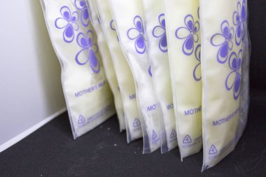 Bebek beslenme için donmuş anne sütü pompalı