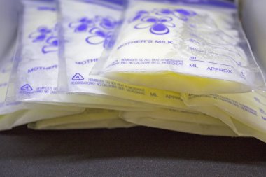 Bebek beslenme için donmuş anne sütü pompalı