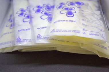 Bebek beslenme için donmuş anne sütü pompalı