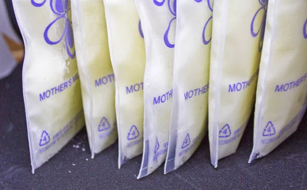 Bebek beslenme için donmuş anne sütü pompalı