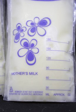 Bebek beslenme için donmuş anne sütü pompalı