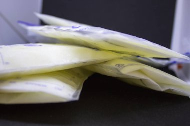 Bebek beslenme için donmuş anne sütü pompalı