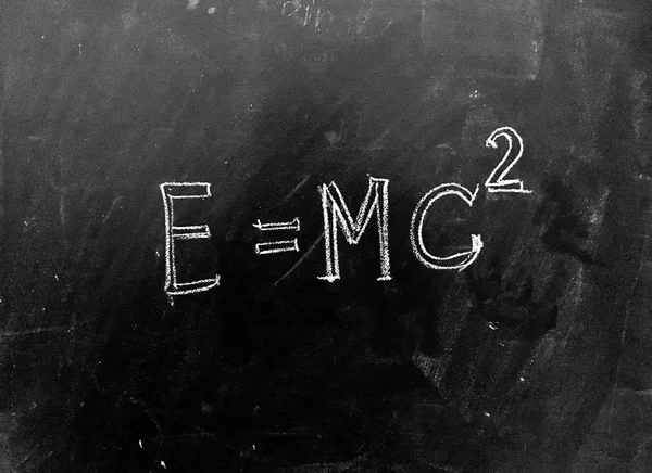 E mc2 χειρόγραφη σε μαυροπίνακα — Φωτογραφία Αρχείου