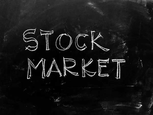 Aktiemarknaden handskriven på Blackboard - Stock bild — Stockfoto