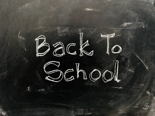 Voltar à escola - Handwriting no quadro negro como imagem de estoque — Fotografia de Stock