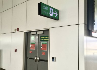 Terminal 3 Delhi Stajyer Terminalinde acil çıkış kapısı.
