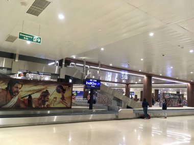 Cochin Internationa 'daki Yurt İçi Varış Salonu' nda bagaj kemeri bölümü.