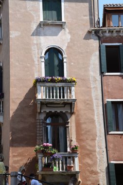 Venedik, İtalya, 04.19.2019: Venedik 'in rahat, rahatlatıcı, romantik caddesi 