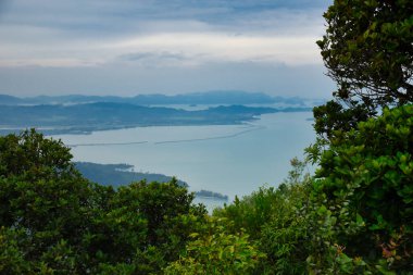 Langkawi 'nin muhteşem manzarası, dağ zirveleri, Gunung Mat Chincang Dağı' nın tepesinden koylar.