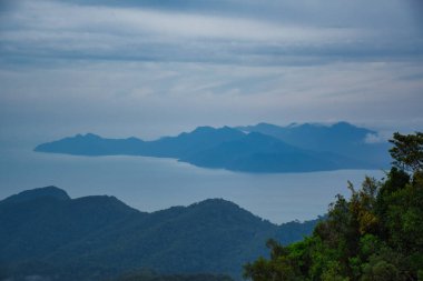 Langkawi 'nin muhteşem manzarası, dağ zirveleri, Gunung Mat Chincang Dağı' nın tepesinden koylar.