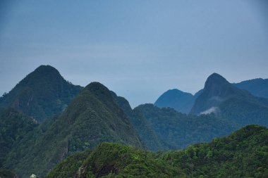 Langkawi 'nin muhteşem manzarası, dağ zirveleri, Gunung Mat Chincang Dağı' nın tepesinden koylar.