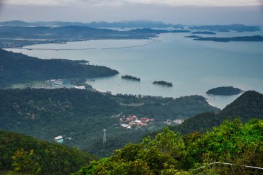 Langkawi 'nin muhteşem manzarası, dağ zirveleri, Gunung Mat Chincang Dağı' nın tepesinden koylar.