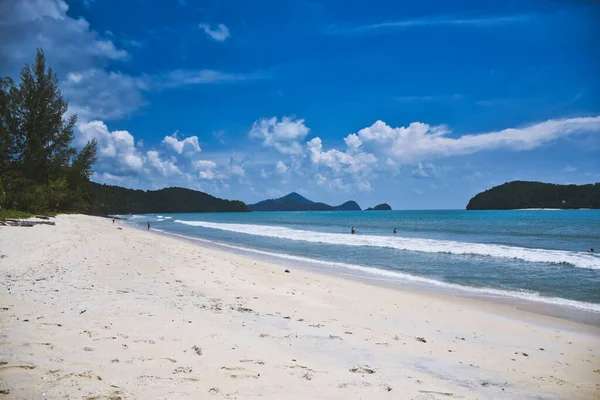 Waves Azure Andaman Sea Blue Sky Reaching Shores Sandy Beautiful — 스톡 사진