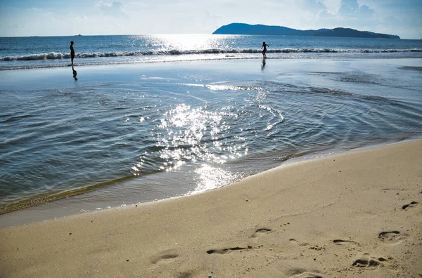 Waves Azure Andaman Sea Blue Sky Reaching Shores Sandy Beautiful — 스톡 사진