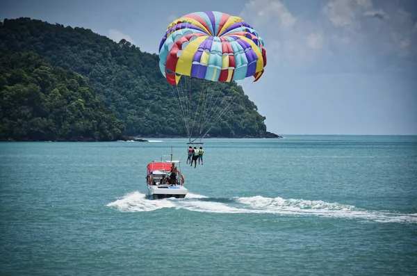 Parasailing Για Κύματα Της Γαλάζιας Θάλασσας Andaman Κάτω Από Γαλάζιο — Φωτογραφία Αρχείου