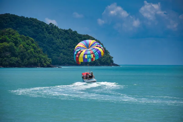 Parasailing Nas Ondas Mar Azul Andaman Azure Sob Céu Azul — Fotografia de Stock