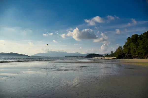 Waves Azure Andaman Sea Blue Sky Reaching Shores Sandy Beautiful — 스톡 사진