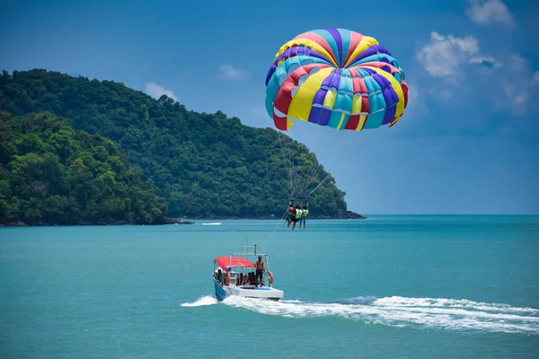 Parasailing Nas Ondas Mar Azul Andaman Azure Sob Céu Azul — Fotografia de Stock