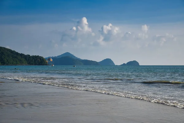 Waves Azure Andaman Sea Blue Sky Reaching Shores Sandy Beautiful — 스톡 사진