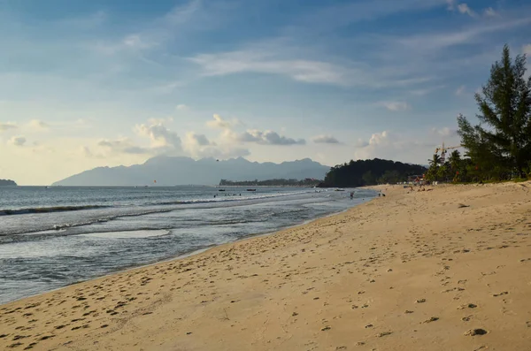 Fale Lazurowego Morza Andaman Pod Błękitnym Niebem Docierające Brzegów Piaszczystej — Zdjęcie stockowe