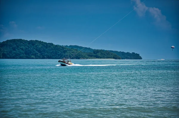 Parasailing Waves Azure Andaman Sea Blue Sky Shores Arandy Beautiful — Foto de Stock