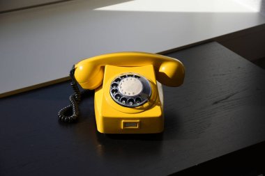 Eski Retro Vintage Sarı Rotary Telefon siyah ahşap masada