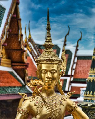 Bir Kinnara 'nın göz kamaştırıcı altın heykeli, Bangkok' taki Zümrüt Buddha Tapınağı 'ndaki Wat Phra Kaew' ın üst terasındaki efsanevi yarı insan, yarı kuş bir yaratık.