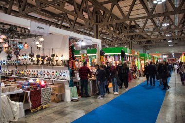 Fiera 'daki Artigiano, dünyanın en iyi uluslararası mutfağını denemek için el yapımı ürünleri satın almak, görmek, dokunmak için eşsiz bir fuar. Eşsiz, orijinal, en yüksek kalite.