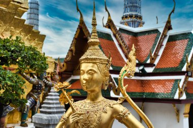Bir Kinnara 'nın göz kamaştırıcı altın heykeli, Bangkok' taki Zümrüt Buddha Tapınağı 'ndaki Wat Phra Kaew' ın üst terasındaki efsanevi yarı insan, yarı kuş bir yaratık.