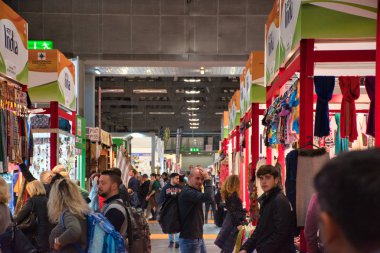 Fiera 'daki Artigiano, dünyanın en iyi uluslararası mutfağını denemek için el yapımı ürünleri satın almak, görmek, dokunmak için eşsiz bir fuar. Eşsiz, orijinal, en yüksek kalite.