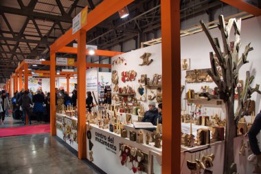 Fiera 'daki Artigiano, dünyanın en iyi uluslararası mutfağını denemek için el yapımı ürünleri satın almak, görmek, dokunmak için eşsiz bir fuar. Eşsiz, orijinal, en yüksek kalite.